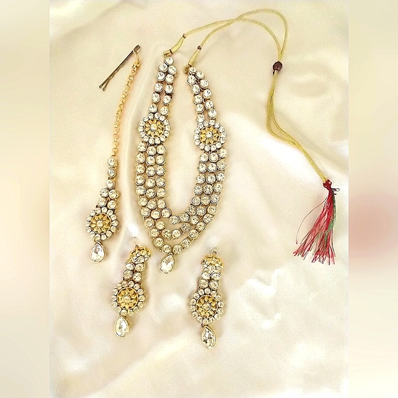 Necklace Set Gold Tone Crystal jewelry Set - Picture 4 of 12